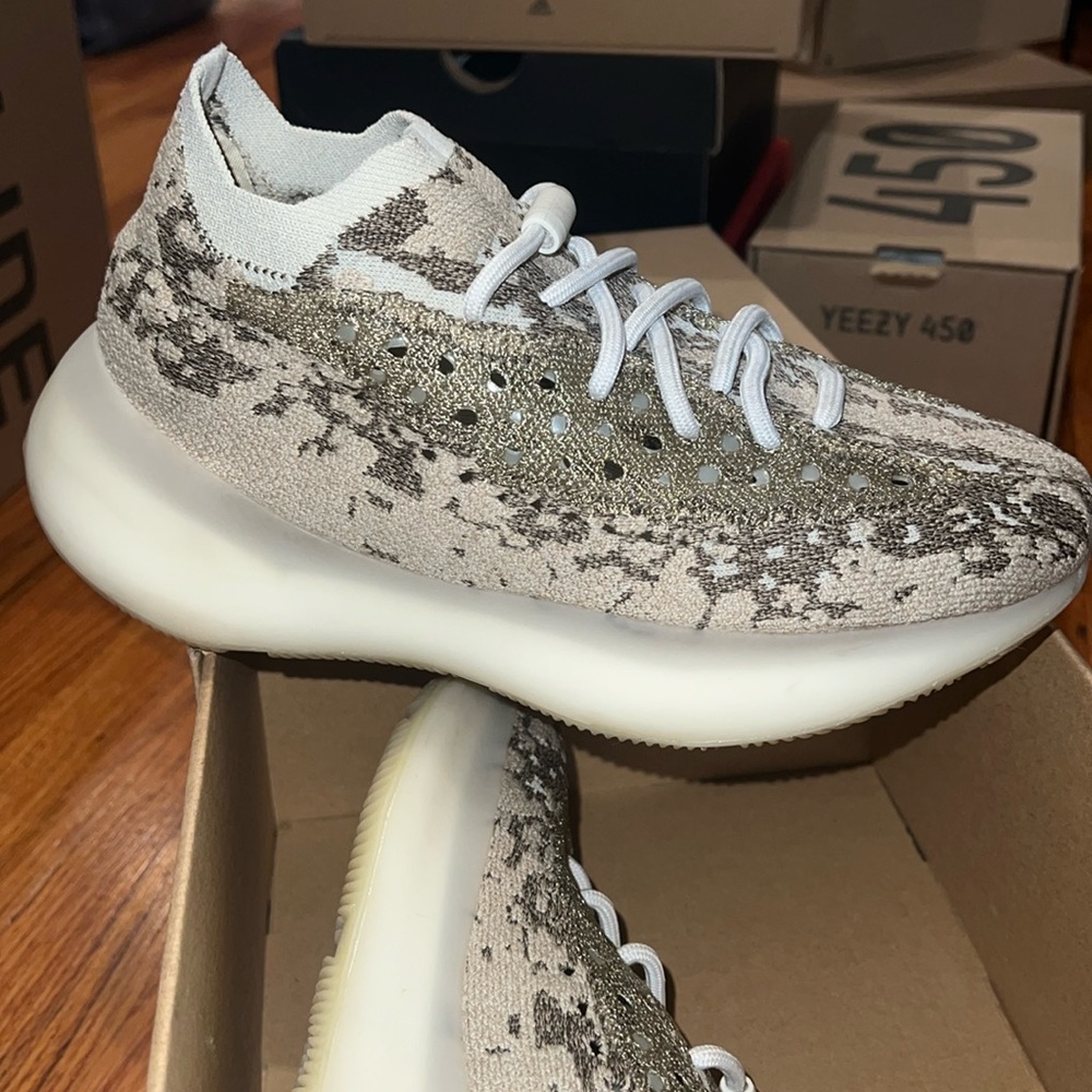 Yeezy 380 size 6 or women’s 7/7.5